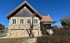 Una casita en el campo dentro de la ciudad